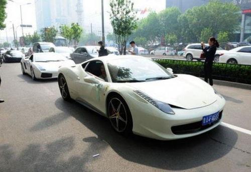 国产跑车中的美女视频,美女与速度的激情瞬间